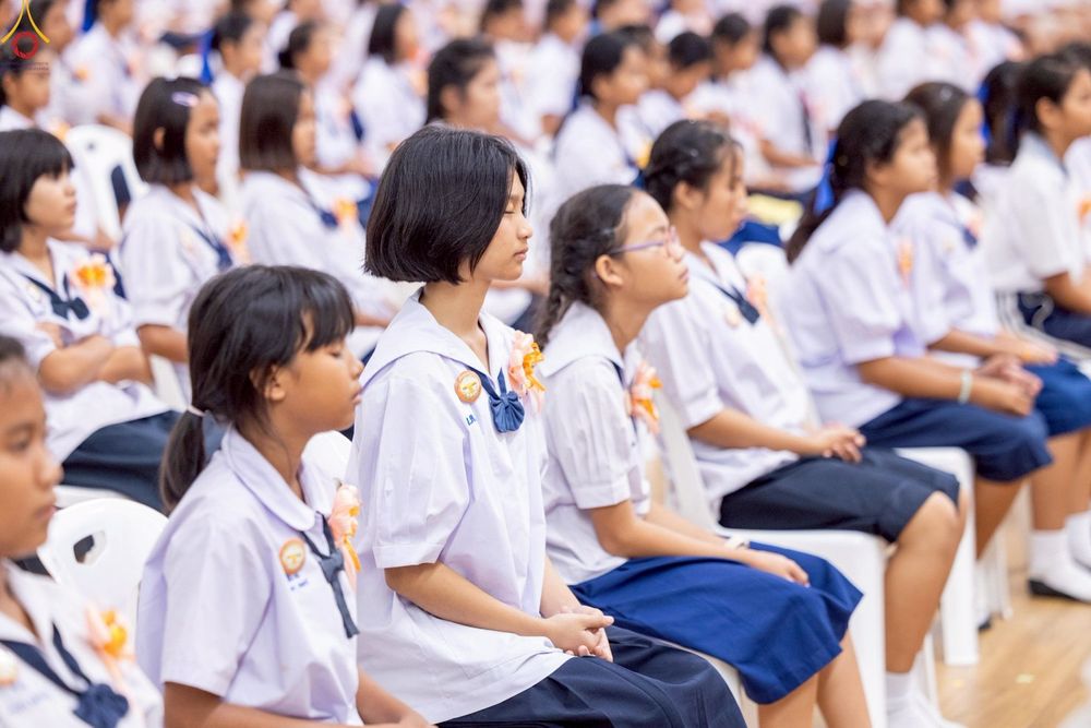 ภาพ No.245901:วันเสาร์ที่ 13 กันยายน พ.ศ. 2568 พิธีมอบผ้าไตรประธานกฐินสัมฤทธิ์เด็กดี V-Star ณ สภาธรรมกายสากล วัดพระธรรมกาย