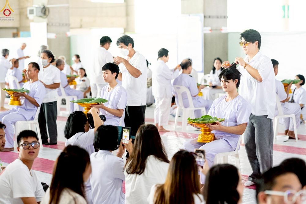 ภาพ No.248584:วันที่ 28 กันยายน พ.ศ. 2568 พิธีตัดปอยผม และปลงผม โครงการอุปสมบทบูชาธรรม 141 ปี พระมงคลเทพมุนี ณ วิหารคด วัดพระธรรมกาย