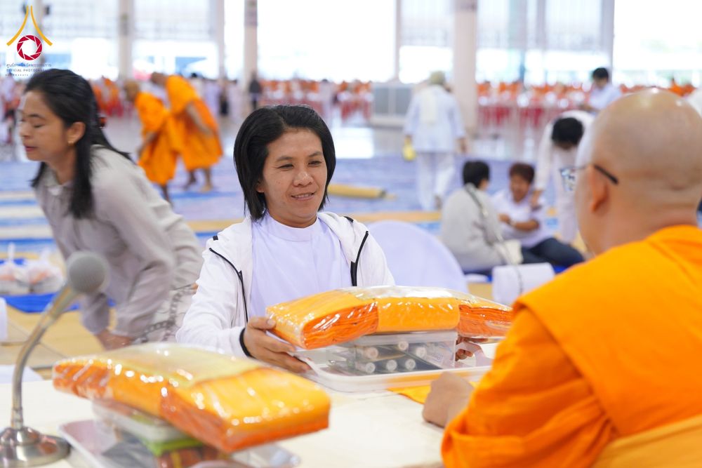 ภาพ No.202668:พิธีถวายภัตตาหารเป็นสังฆทาน แด่พระธรรมยาตรา ณ วัดพระธรรมกาย ตำบลคลองสาม อำเภอคลองหลวง จังหวัดปทุมธานี ในโครงการธรรมยาตรา กตัญญูบูชา มหาปูชนียาจารย์ พระมงคลเทพมุนี(สด จนฺทสโร) พระผู้ปราบมาร อนุสรณ์สถาน 7 แห่ง ปีที่ 13 วันที่ 28 มกราคม พ.ศ. 2568