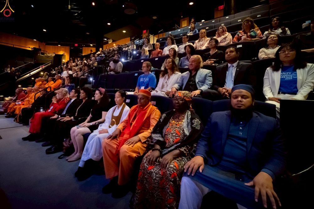 ภาพ No.249752:วันอาทิตย์ที่ 28 กันยายน พ.ศ. 2568 การปฏิบัติธรรมบูชาธรรม 108 ปี แห่งการบรรลุธรรมของหลวงปู่วัดปากน้ำ ได้จุดประทีปสันติภาพไปทั่วโลก และได้ร่วมเสวนาทางปัญญา เพื่อการขยายพระพุทธศาสนาวิชชาธรรมกายไปทั่วโลก  ในงาน HTC Newyork USA