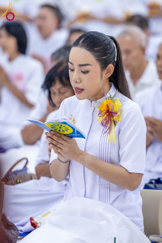 ภาพ No.160785:พิธีเจริญพระพุทธมนต์ และปิดแผ่นทองรูปเหมือน พระเดชพระคุณพระมงคลเทพมุนี (สด จนฺทสโร) พระผู้ปราบมาร จำนวน 3 องค์ วันเสาร์ที่ 5 ตุลาคม พ.ศ. 2567 ณ อาคารปลูกศรัทธา 2 (ชานชลาเดิม) วัดพระธรรมกาย อ.คลองหลวง จ.ปทุมธานี