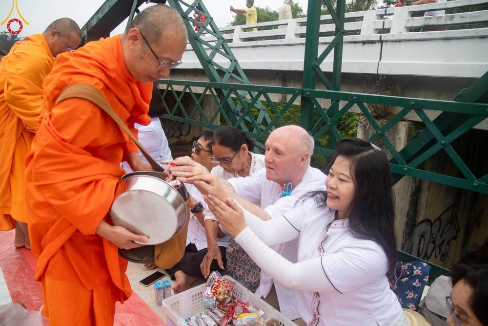 ภาพ No.102002:พิธีตักบาตรพระ 111 รูป ณ สะพานประวัติศาสตร์  อ.ปาย จ.แม่ฮ่องสอน วันอาทิตย์ที่ 10 ธันวาคม พ.ศ. 2566