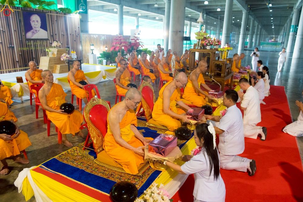 ภาพ No.246593:วันที่ 14 กันยายน พ.ศ. 2568 พิธีตักบาตรฉลองพระใหม่ ในโครงการอุปสมบทหมู่บูชาธรรม ครบรอบ108ปี วันครูผู้ค้นพบวิชชาธรรมกาย ณ วิหารคด วัดพระธรรมกาย