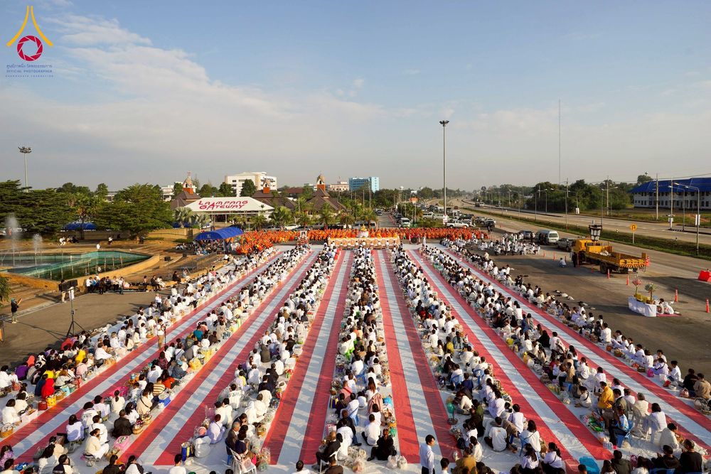 ภาพ No.276899:วันเสาร์ที่ 6 ธันวาคม พ.ศ. 2568 พิธีตักบาตรพระ 1,000 รูป อุทิศถวายพระราชกุศลสมเด็จพระนางเจ้าสิริกิติ์ พระบรมราชินีนาถ พระบรมราชชนนี พันปีหลวง และ ทำบุญเมืองลำปาง ครบรอบ 1,345 ปี ณ ลานพระบรมราชานุสาวรีย์สมเด็จพระนเรศวรมหาราชนครลำปาง อ.เกาะคา จ.ลำปาง