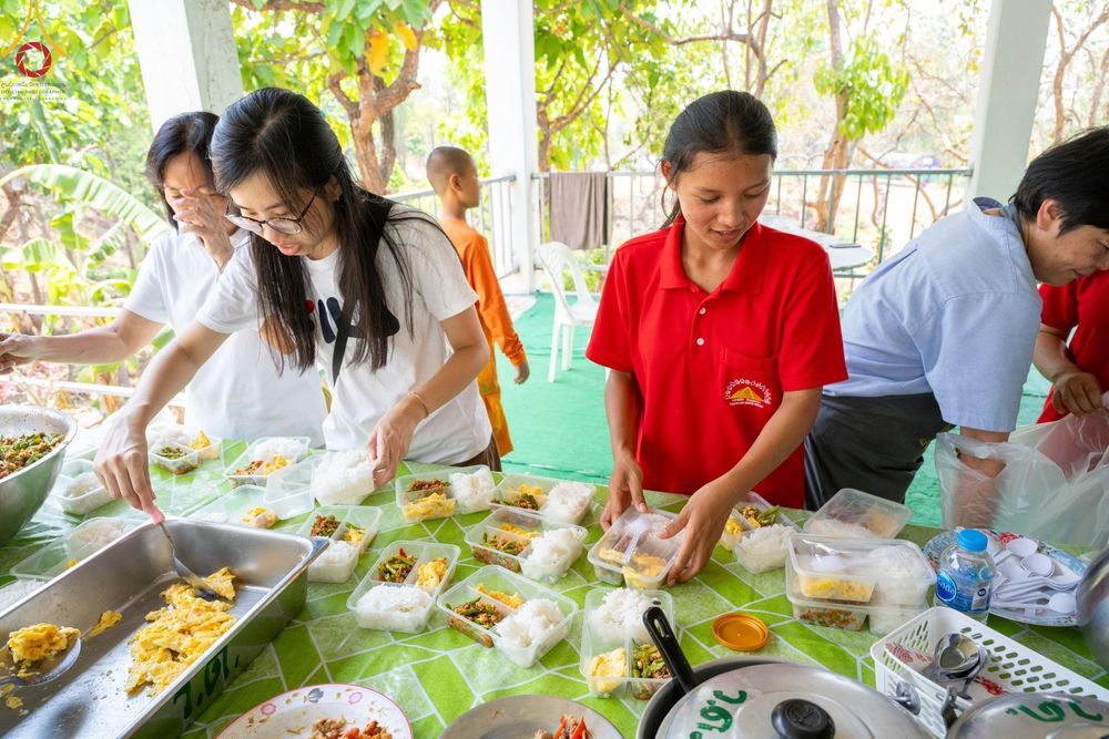 ภาพ No.140319:Photo Story มหัศจรรย์วัดดงดินแดง  EP.8  ภาพการเตรียมงาน การปฎิบัติงาน ของเหล่าผู้ทุ่มเทและเสียสละ เพื่อความสำเร็จของความมหัศจรรย์ ณ วัดดงดินแดง ต.ม่อนจอง อ.อมก๋อย จ.เชียงใหม่ วันที่ 1-7 เมษายน พ.ศ. 2567