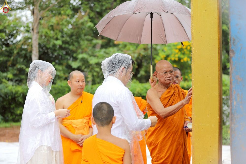 ภาพ No.234059:วันอาทิตย์ที่ 20 กรกฎาคม พ.ศ.2568 พิธีทอดผ้าป่า และพิธีตอกเสาเข็มต้นแรก สร้างอาคารปฏิบัติธรรมพระมงคลเทพมุนี ณ ศูนย์ปฏิบัติธรรมสุราษฏร์ธานี