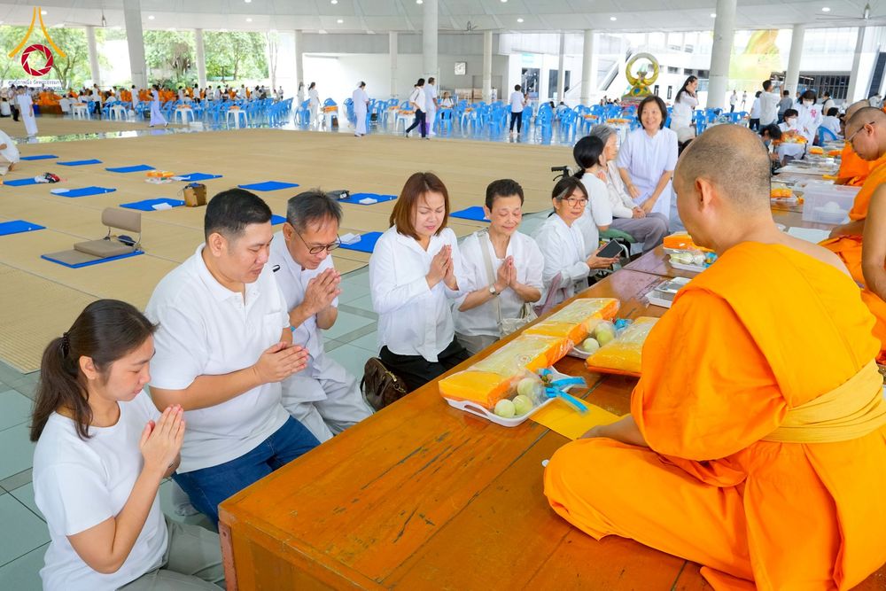 ภาพ No.268290:วันที่ 8 พฤศจิกายน พ.ศ. 2568 พิธีถวายภัตตาหารเมนูสวรรค์ เพื่อการบรรลุธรรม ณ หอฉันคุณยายอาจารย์ฯ วัดพระธรรมกาย