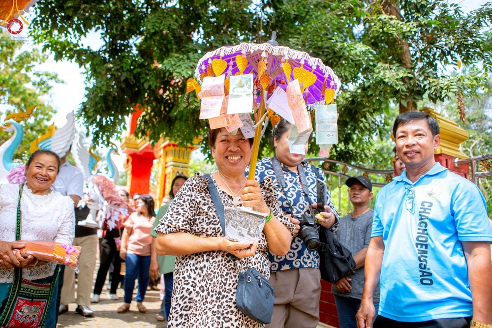 ภาพ No.171140:พิธีทอดกฐิน ณ วัดบ้านหัวนา อ.สนามชัยเขต จ.ฉะเชิงเทรา ในโครงการกฐินสามัคคีทั่วไทย 30,000 วัด บูชาธรรม 80 ปี หลวงพ่อธัมมชโย โดยคณะศิษยานุศิษย์วัดพระธรรมกาย วันที่ 27 ตุลาคม พ.ศ. 2567