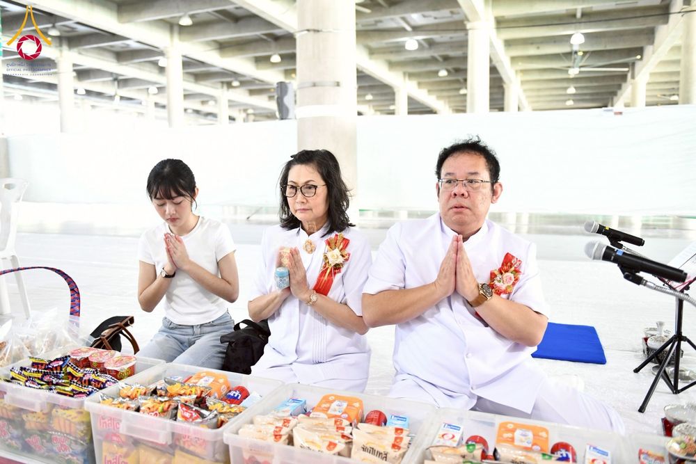 ภาพ No.256651:วันที่ 11 ตุลาคม พ.ศ. 2568 พิธีตักบาตรฉลองพระใหม่  โครงการอุปสมบทบูชาธรรม 141 ปี  พระมงคลเทพมุนี (สด จนฺทโร) ผู้ค้นพบวิชชาธรรมกาย ณ มหาวิหารคด 9 วัดพระธรรมกาย