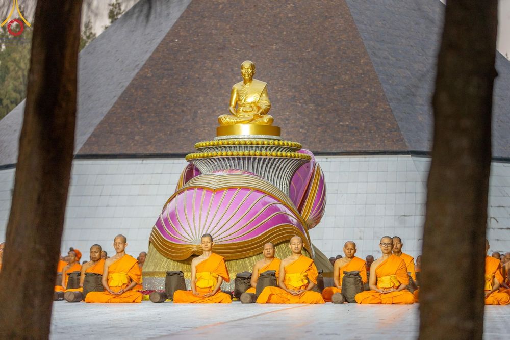 ภาพ No.189183:พระธรรมยาตราปฏิบัติธรรม และถ่ายภาพหมู่ประวัติศาสตร์ ในโครงการธรรมยาตรา กตัญญูบูชา มหาปูชนียาจารย์ พระมงคลเทพมุนี(สด จนฺทสโร) พระผู้ปราบมาร อนุสรณ์สถาน 7 แห่ง ปีที่ 13 วันที่ 4 มกราคม พ.ศ. 2568 ณ อนุสรณ์สถานมหาวิหารพระมงคลเทพมุนี (โลตัสแลนด์) อ.สองพี่น้อง
