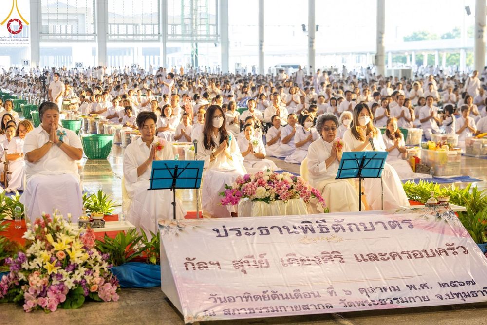 ภาพ No.158914:พิธีตักบาตร ในวันอาทิตย์ต้นเดือน วันที่ 6 ตุลาคม พ.ศ. 2567 ณ สภาธรรมกายสากล วัดพระธรรมกาย