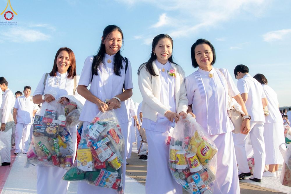 ภาพ No.187929:พิธีตักบาตรฉลองพระใหม่ ต้อนรับพุทธศักราช 2568 ณ ลานธรรมพระมหาธรรมกายเจดีย์ วัดพระธรรมกาย จ.ปทุมธานี วันที่ 1 มกราคม พ.ศ. 2568