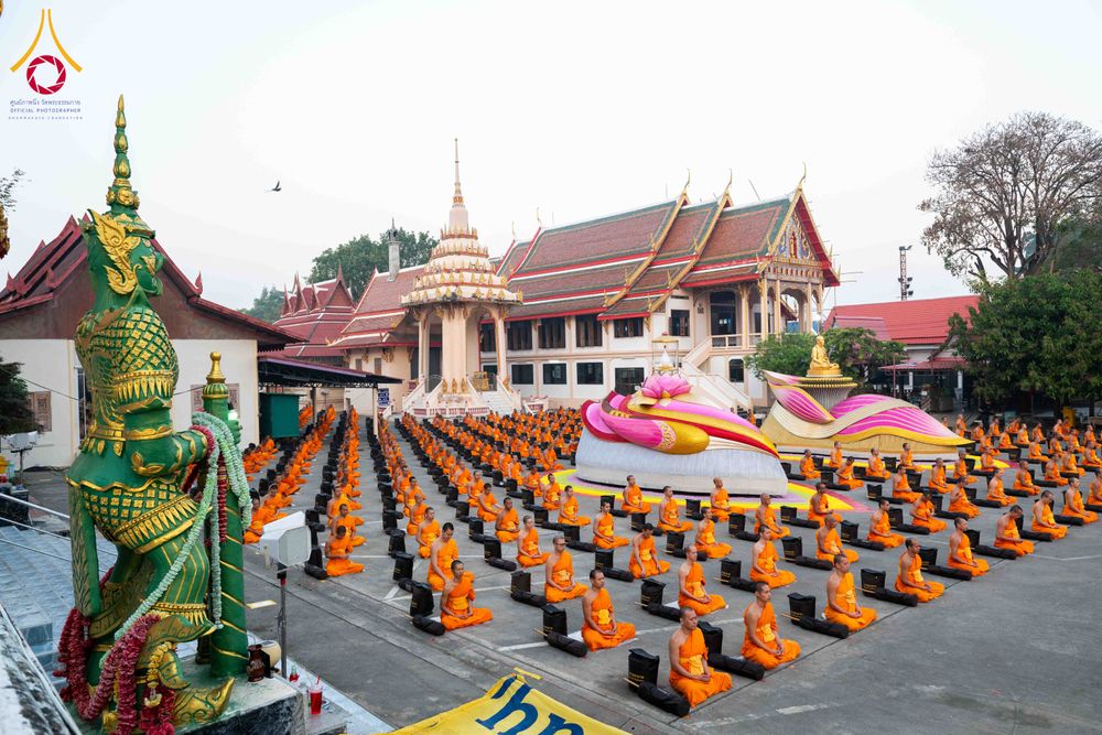 ภาพ No.297304:วันที่ 15 มกราคม พ.ศ.2569 พระธรรมยาตราปฏิบัติธรรมและถ่ายภาพหมู่ประวัติศาสตร์ อนุสรณ์สถานลำดับที่ 4 สถานที่เกิดด้วยกายธรรม  ณ วัดโบสถ์บน ต.บางคูเวียง จ.นนทบุรี ในโครงการธรรมยาตรา กตัญญูบูชา มหาปูชนียาจารย์ พระมงคลเทพมุนี(สด จนฺทสโร) พระผู้ปราบมาร อนุสรณ์ส