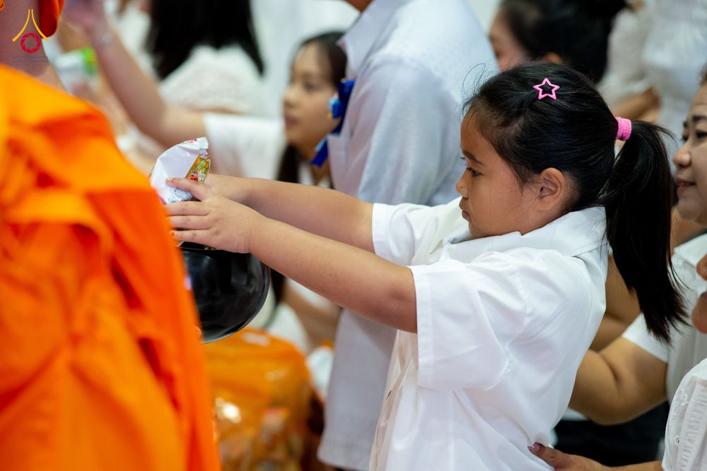 ภาพ No.322889:วันเสาร์ที่ 18 เมษายน พ.ศ. 2569 ตักบาตรฉลองพระใหม่ โครงการอุปสมบทหมู่ธรรมทายาท ระดับอุดมศึกษา รุ่นที่ 53 ภาคฤดูร้อน  ณ ฟ้องปฏิบัติธรรม ชั้นลอย 1/2 มหารัตนวิหารคด คอร์ 13 วัดพระธรรมกาย