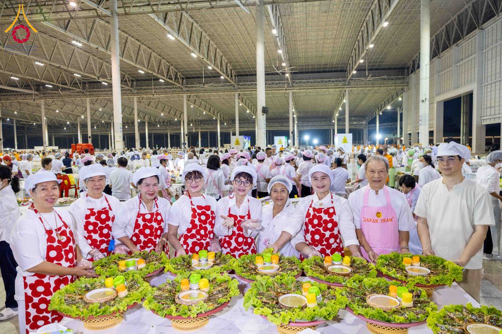 ภาพ No.303430:วันที่ 27 มกราคม พ.ศ. 2569 พิธีถวายภัตตาหารเป็นสังฆทาน แด่พระธรรมยาตรา ณ วัดพระธรรมกาย  จังหวัดปทุมธานี ในโครงการธรรมยาตรา กตัญญูบูชา มหาปูชนียาจารย์ พระมงคลเทพมุนี(สด จนฺทสโร) พระผู้ปราบมาร อนุสรณ์สถาน 7 แห่ง ปีที่ 14