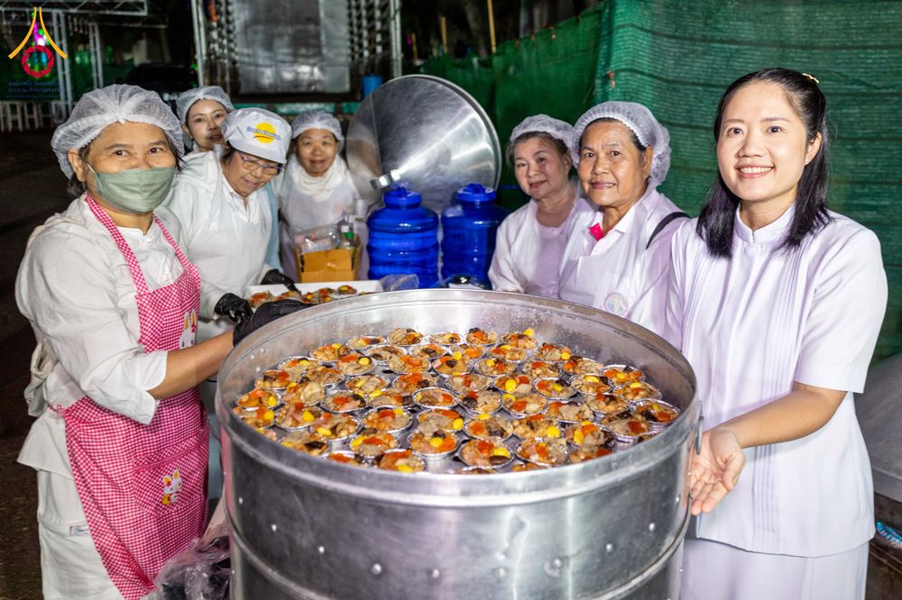 ภาพ No.289505:วันที่ 7 มกราคม พ.ศ. 2569 พิธีถวายภัตตาหารเป็นสังฆทาน แด่พระธรรมยาตรา ในโครงการธรรมยาตรา กตัญญูบูชา มหาปูชนียาจารย์ พระมงคลเทพมุนี(สด จนฺทสโร) พระผู้ปราบมาร อนุสรณ์สถาน 7 แห่ง ปีที่ 14 ณ อนุสรณ์สถานมหาวิหารพระมงคลเทพมุนี (โลตัสแลนด์) อ.สองพี่น้อง จ.สุพรร