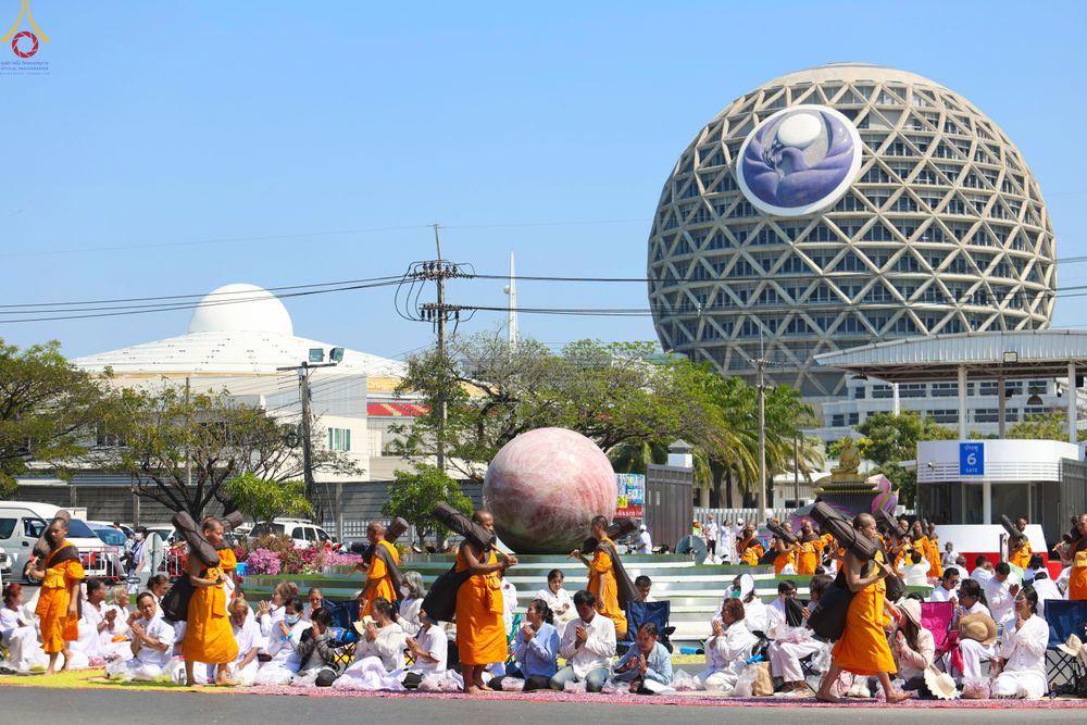 ภาพ No.304667:วันที่ 25 มกราคม พ.ศ. 2569 พิธีต้อนรับพระธรรมยาตรา (ภาพชุดที่ 2) รร.สามัคคีราษฏร์บำรุง-วัดพระธรรมกาย ในโครงการธรรมยาตรา กตัญญูบูชา มหาปูชนียาจารย์ พระมงคลเทพมุนี(สด จนฺทสโร) พระผู้ปราบมาร อนุสรณ์สถาน 7 แห่ง ปีที่ 14