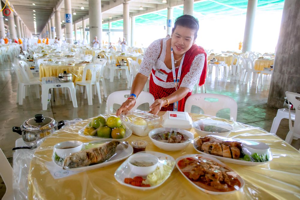 ภาพ No.325838:วันที่ 22 เมษายน พ.ศ.2569(วันคุ้มครองโลก) งานถวายมหาสังฆทาน 40,000 กว่าวัดทั่วประเทศ เจ้าหน้าที่ สาธุชน ร่วมใจจัดเตรียมภัตตาหารเพล (ชุด 2)