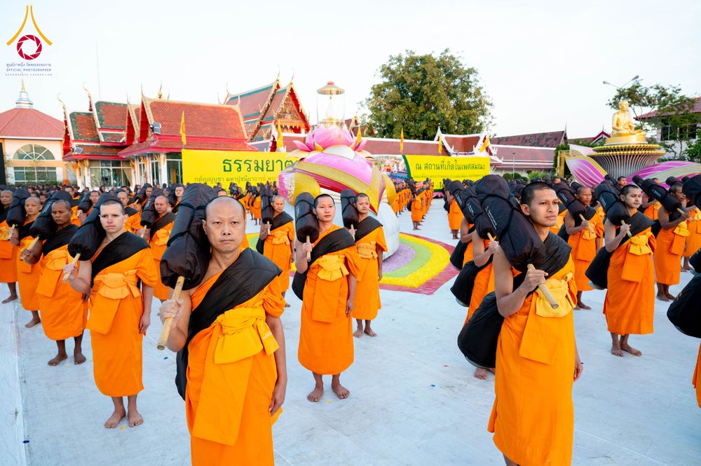 ภาพ No.294646:วันอาทิตย์ที่ 14 ธันวาคม พ.ศ.2568 พระธรรมยาตราปฏิบัติธรรมและถ่ายภาพหมู่ประวัติศาสตร์ ณ วัดสองพี่น้อง ต.ต้นตาล อ.สองพี่น้อง จ.สุพรรณบุรี ในโครงการธรรมยาตรา กตัญญูบูชา มหาปูชนียาจารย์ พระมงคลเทพมุนี(สด จนฺทสโร) พระผู้ปราบมาร อนุสรณ์สถาน 7 แห่ง ปีที่ 14