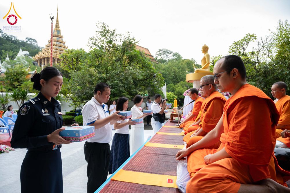 ภาพ No.351477:วันที่ 22 กันยายน พ.ศ. 2569  พิธีตักบาตรสามเณรธรรมทายาท โครงการบรรพชาพัฒนาคุณธรรม จริยธรรม  สำหรับนักเรียนนายสิบตำรวจ (นสต.) รุ่นที่ 16 ศูนย์ฝึกอบรมตำรวจภูธรภาค 1  ณ วัดพระพุทธบาทราชวรมหาวิหาร