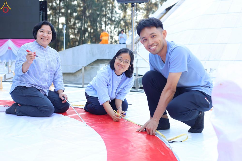 ภาพ No.300490:ภาพเบื้องหลังอาสาสมัครรวมใจ ชุดที่ 3 ในโครงการธรรมยาตรา กตัญญูบูชา มหาปูชนียาจารย์ พระมงคลเทพมุนี(สด จนฺทสโร) พระผู้ปราบมาร อนุสรณ์สถาน 7 แห่ง ปีที่ 14