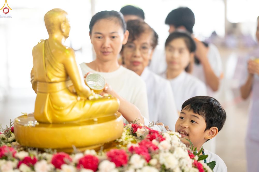 ภาพ No.318254:วันอาทิตย์ต้นเดือนที่ 5 เมษายน พ.ศ.2569 พิธีตักบาตร ณ บ้านแก้วเรือนทองคุณยายอาจารย์ฯ วัดพระธรรมกาย