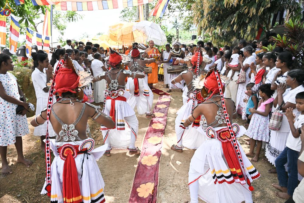 ภาพ No.278811:วันที่ 1 พฤศจิกายน  2568  กฐินสมทบวัดต่างประเทศ โดยคณะศิษยานุศิษย์ บูชาธรรม 81 ปี หลวงพ่อธัมมชโย ณ วัดธรรมรักษิตาราม ประเทศศรีลังกา