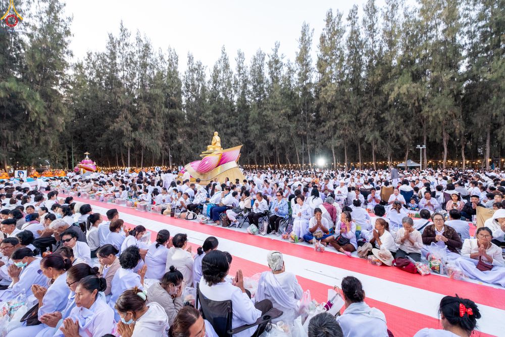 ภาพ No.289234:วันที่ 7 มกราคม พ.ศ. 2569 พิธีตักบาตรพระธรรมยาตรา ณ อนุสรณ์สถานลำดับที่ 1 สถานที่เกิดด้วยรูปกายเนื้อ อนุสรณ์สถานมหาวิหารพระมงคลเทพมุนี (โลตัสแลนด์) อ.สองพี่น้อง จ.สุพรรณบุรี ในโครงการธรรมยาตรา กตัญญูบูชา มหาปูชนียาจารย์ พระมงคลเทพมุนี(สด จนฺทสโร) พระผู้ป