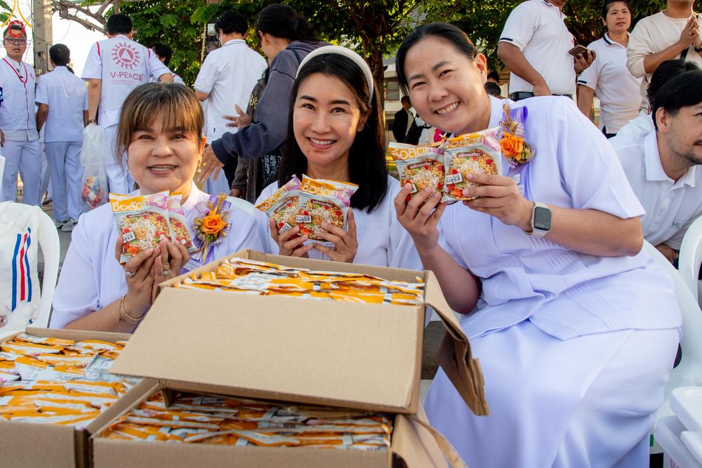 ภาพ No.282688:วันเสาร์ที่ 20 ธันวาคม พ.ศ.2568 พิธีตักบาตรพระ 10,000 รูป (ชุด 2) เนื่องในโอกาส 194 ปี จังหวัดกาญจนบุรี และอุทิศส่วนกุศลให้แด่บรรพชนทั้งหลาย บริเวณถนนสองแคว (Skywalk) เมืองกาญจนบุรี