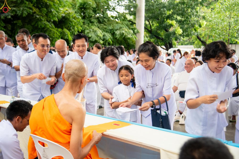 ภาพ No.330933:วันวิสาขบูชา อาทิตย์ที่ 31 พฤษภาคม พ.ศ.2569 พิธีบรรพชาสามเณรอุบาสก 11 ท่าน , พิธีถวายบาตรผ้าไตร และจตุปัจจัยไทยธรรม แด่สามเณร , พิธีอุปสมบทอุทิศชีวิต , พิธีกล่าวคำกัปปิยภัณฑ์  ณ อุโบสถพระไตรปิฎก วัดพระธรรมกาย จังหวัดปทุมธานี