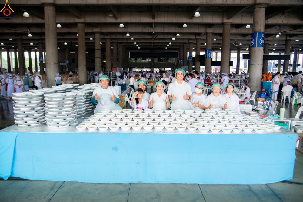 ภาพ No.325684:วันที่ 22 เมษายน พ.ศ.2569(วันคุ้มครองโลก) งานถวายมหาสังฆทาน 40,000 กว่าวัดทั่วประเทศ เจ้าหน้าที่ สาธุชน ร่วมใจจัดเตรียมภัตตาหารเพล (ชุด 2)