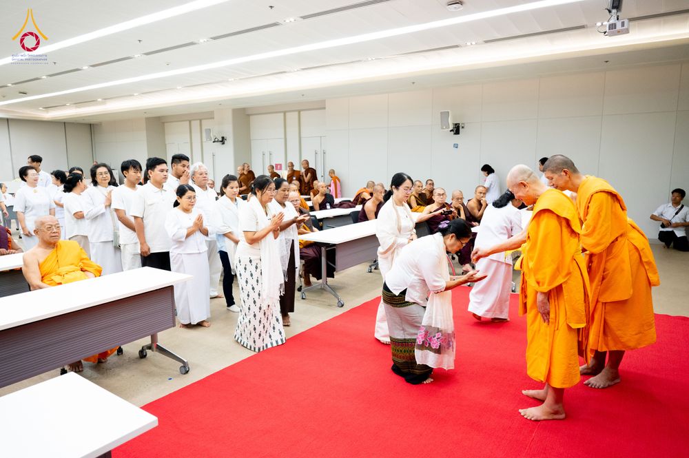 ภาพ No.325601:วันที่ 24 เมษายน พ.ศ.2569 หลวงพ่อทัตตชีโว รองเจ้าอาวาสวัดพระธรรมกาย ถวายการต้อนรับและปฏิสันถารคณะสงฆ์เมียนมาร์