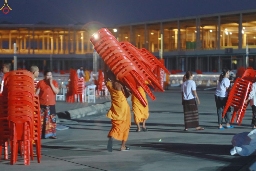 ภาพ No.322054:วันที่ 12 -13 เมษายน พ.ศ.2569 การเตรียมกล่องไทยธรรม + การขนย้ายเก้าอี้ เพื่องานถวายมหาสังฆทาน 40,000 กว่าวัดทั่วประเทศ วันคุ้มครองโลก 22 เมษายน พ.ศ.2569 วัดพระธรรมกาย