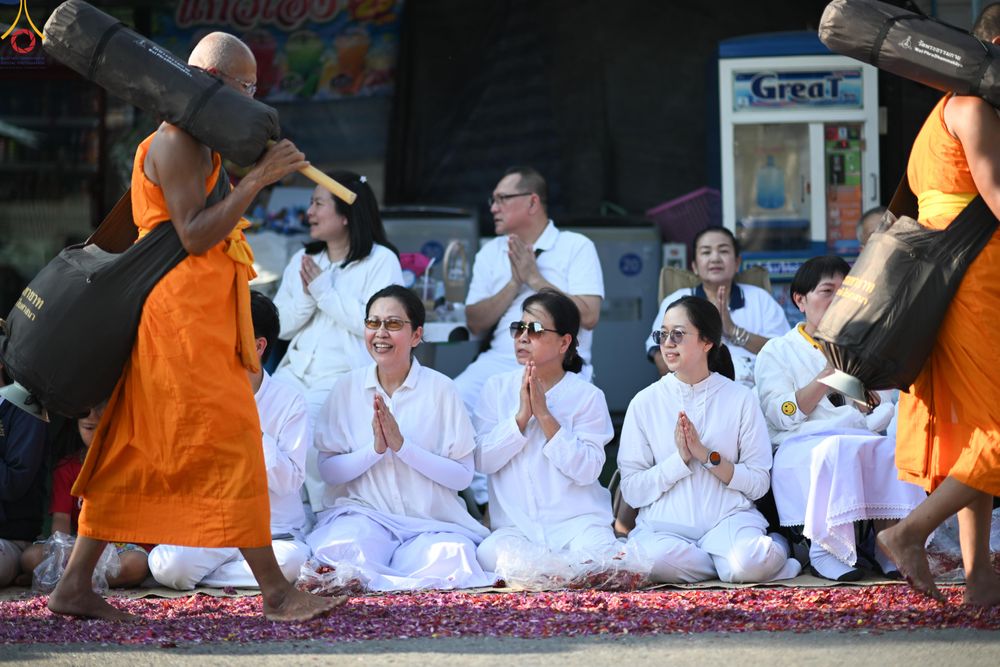 ภาพ No.295101:วันที่ 14 มกราคม พ.ศ. 2569 พิธีต้อนรับพระธรรมยาตรา อนุสรณ์สถานลำดับที่ 4  สถานที่เกิดด้วยกายธรรม ณ วัดโบสถ์บน ต.บางคูเวียง จ.นนทบุรี ในโครงการธรรมยาตรา กตัญญูบูชา มหาปูชนียาจารย์ พระมงคลเทพมุนี(สด จนฺทสโร) พระผู้ปราบมาร อนุสรณ์สถาน 7 แห่ง ปีที่ 14