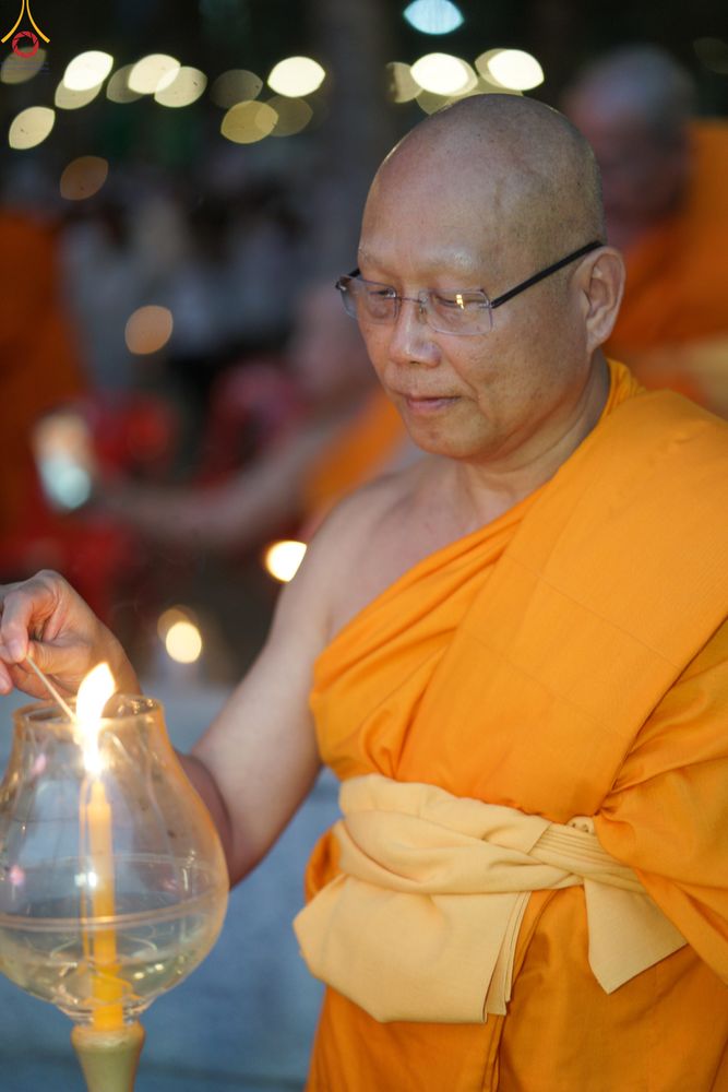 ภาพ No.290138:วันที่ 6 มกราคม พ.ศ. 2569 พิธีจุดประทีปถวายเป็นพุทธบูชา และบูชาธรรมมหาปูชนียาจารย์ (ภาพชุดที่ 2) ณ อนุสรณ์สถานมหาวิหารพระมงคลเทพมุนี (โลตัสแลนด์) อ.สองพี่น้อง จ.สุพรรณบุรี ในโครงการธรรมยาตรา กตัญญูบูชา มหาปูชนียาจารย์ พระมงคลเทพมุนี(สด จนฺทสโร) พระผู้ปรา