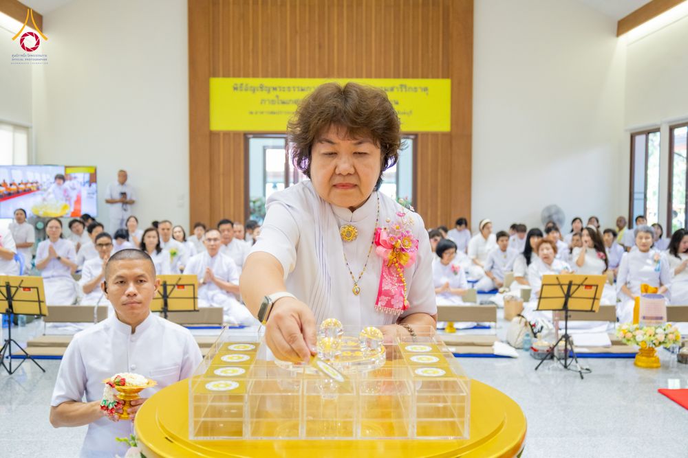 ภาพ No.336273:วันจันทร์ที่ 22 มิถุนายน พ.ศ.2569 พิธีอัญเชิญพระธรรมกาย และบรรจุพระบรมสารีริกธาตุ  ภายในเกศดอกบัวตูม องค์พระประธาน ณ อาคารสมปรารถนา วัดกลางธนรินทร์ ต.บ้านแป้ง อ.พรหมบุรี จ.สิงห์บุรี