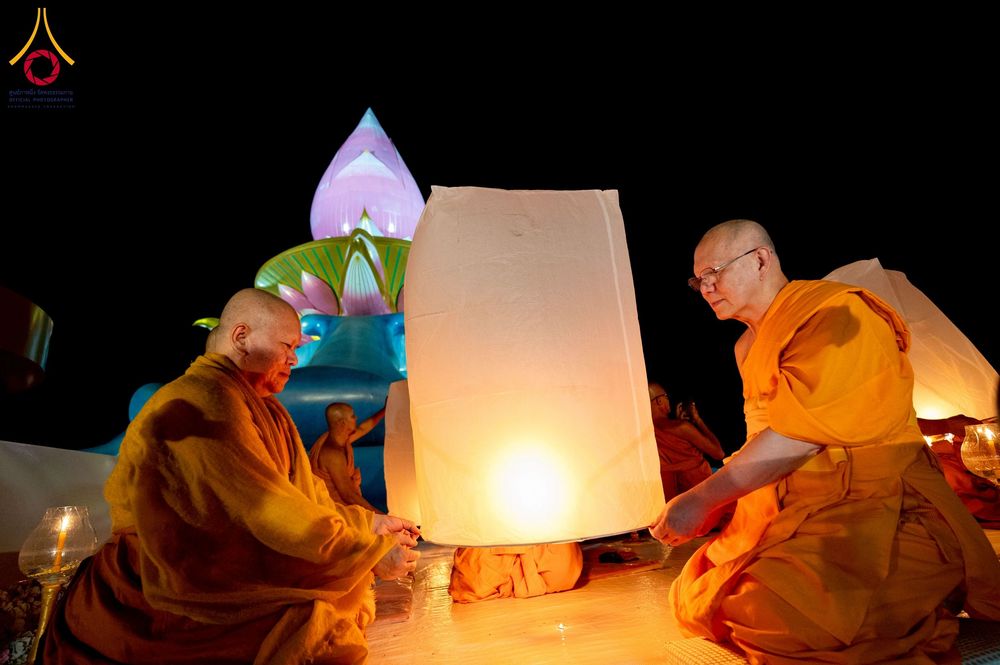 ภาพ No.266177:วันพุธที่ 5 พฤศจิกายน พ.ศ. 2568 (วันพระ ขึ้น 15 ค่ำ เดือน 12) พิธีจุดประทีปโคมลาน, โคมลอย และลอยกระทง ถวายประทีปเป็นพุทธบูชา สร้างความสว่างไสวให้กับแผ่นดินด้วยแสงธรรม ณ พุทธอุทยานนานาชาติ จังหวัดหนองคาย