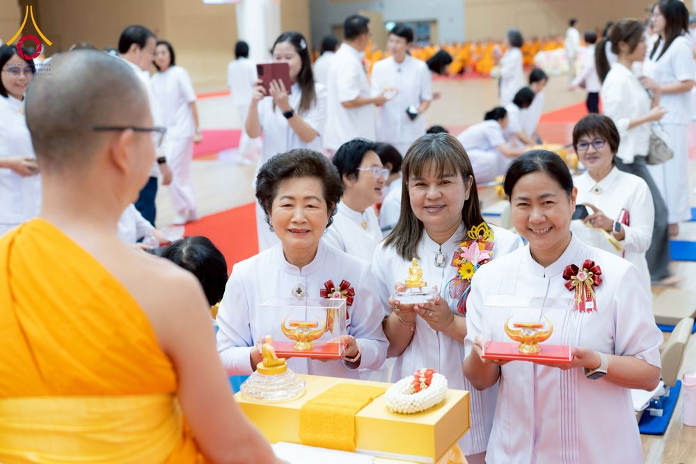 ภาพ No.272947:วันอาทิตย์ที่ 23 พฤศจิกายน พ.ศ.2568 พิธีมุทิตาสักการะ พระมหาเถระและพระเถระ ประจำปีพุทธศักราช 2568 ณ ห้องแก้วสารพัดนึก 2 สภาธรรมกายสากล  วัดพระธรรมกาย