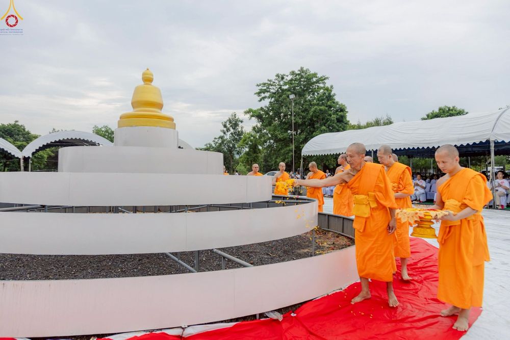 ภาพ No.246930:วันอาทิตย์ที่ 14 กันยายน พ.ศ. 2568 พิธีทอดผ้าป่า ซื้อดิน ปรับพื้นที่ลานธรรม  และพิธีกลั่นแผ่นดิน โปรยทราย สถาปนาองค์พระเจดีย์ เพื่อสร้างสันติภาพโลก  ณ ศูนย์ปฏิบัติธรรมสระบุรี อ.พระพุทธบาท จ.สระบุรี