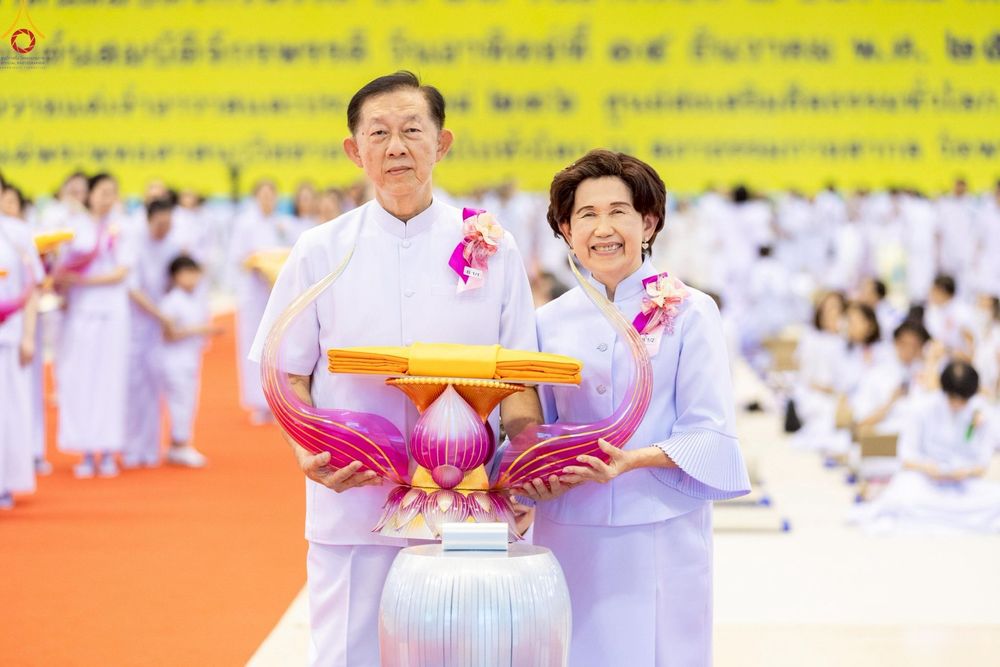 ภาพ No.277558:วันอาทิตย์ต้นเดือนที่ 7 ธันวาคม พ.ศ.2568 พิธีทอดผ้าป่าต้นสมบัติจักรพรรดิ ณ สภาธรรมกายสากล วัดพระธรรมกาย