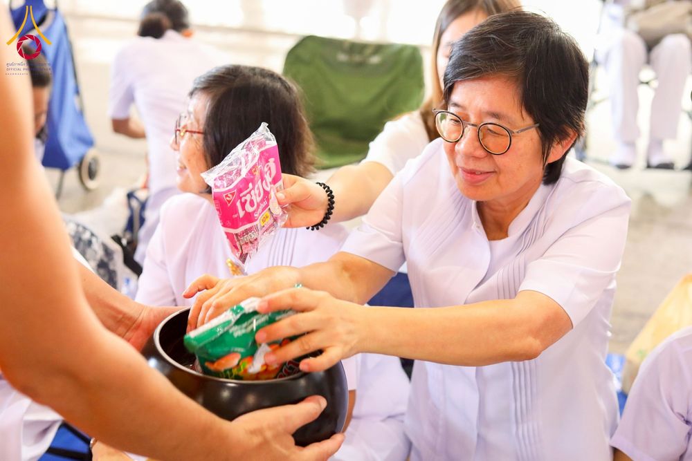 ภาพ No.256846:วันที่ 5 ตุลาคม พ.ศ. 2568 พิธีตักบาตร ข้าวสารอาหารแห้ง ณ บ้านแก้วเรือนทองคุณยายฯ สภาธรรมกายสากล วัดพระธรรมกาย