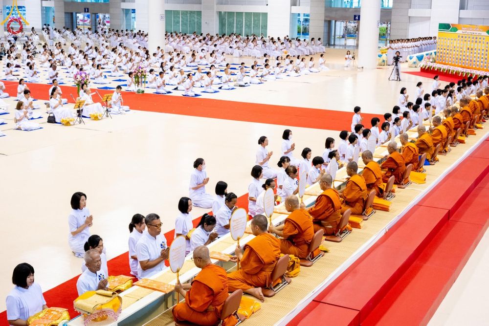 ภาพ No.146166:วันมหารำลึก ครั้งที่ 34 พิธีร่วมรำลึกถึงนักสร้างบารมีที่ล่วงลับไปแล้ว , พิธีสวดพระพุทธมนต์ ณ ห้องแก้วสารพัดนึก 1 วัดพระธรรมกาย วันเสาร์ที่ 27 กรกฎาคม พ.ศ. 2567