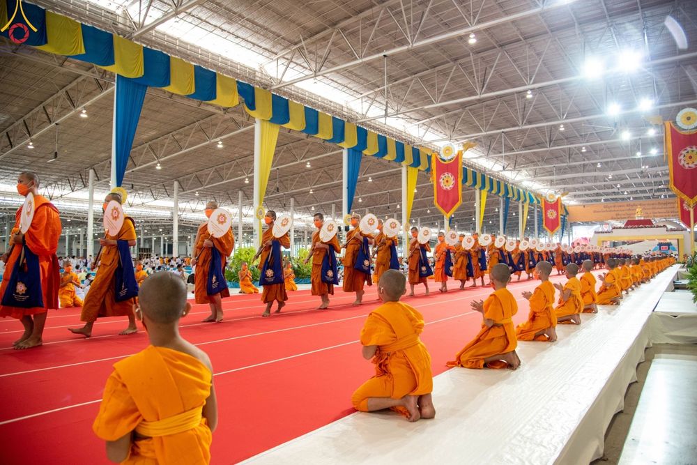 ภาพ No.85439:พิธีถวายมหาสังฆทานคณะสงฆ์ 2000 กว่าวัดทั่วประเทศปีที่ 23, พิธีถวายไทยธรรมคณะสงฆ์ 323 วัด 4 จังหวัดชายแดนภาคใต้, พิธีมอบปัจจัยช่วยเหลือครู 4 จังหวัดชายแดนภาคใต้ ณ สภาธรรมกายสากล วัดพระธรรมกาย ในวันสมาธิโลก อาทิตย์ที่ 6 สิงหาคม พ.ศ. 2566