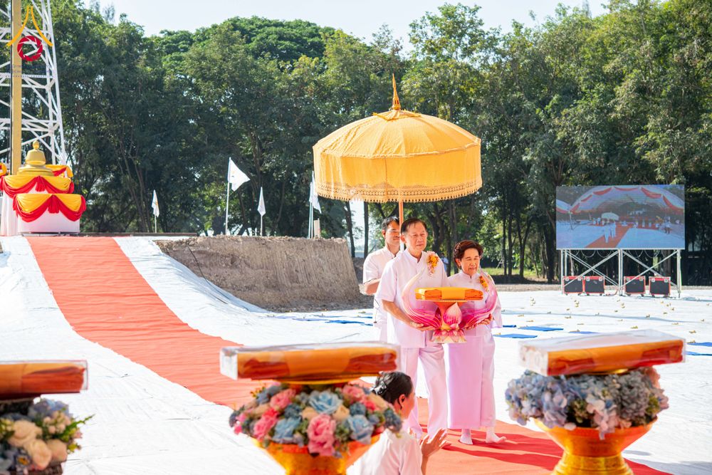 ภาพ No.285742:วันพุธที่ 10 ธันวาคม พ.ศ.2568  พิธีตอกเสาเข็มมงคลต้นสุดท้าย รองรับองค์พระเจดีย์เพื่อสร้างสันติภาพโลก ณ ศูนย์ปฏิบัติธรรมและศูนย์อบรมเยาวชน ชัยนาท