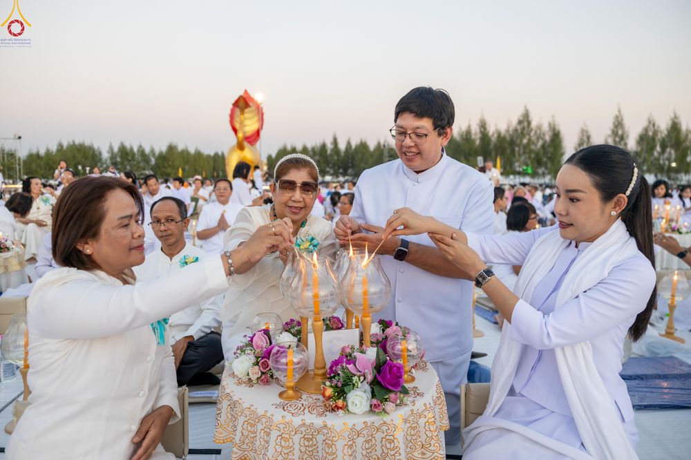 ภาพ No.302164:วันที่ 23 มกราคม พ.ศ. 2569 พิธีจุดประทีปธรรมถวายเป็นพุทธบูชา (ภาพชุดที่ 2) และบูชาธรรมมหาปูชนียาจารย์  ณ อนุสรณ์สถานลำดับที่ 5 สถานที่เผยแผ่วิชชาธรรมกายครั้งแรก อนุสรณ์สถานบางปลา วัดบางปลา อำเภอบางเลน จังหวัดนครปฐม ในโครงการธรรมยาตรา กตัญญูบูชา มหาปูชนีย