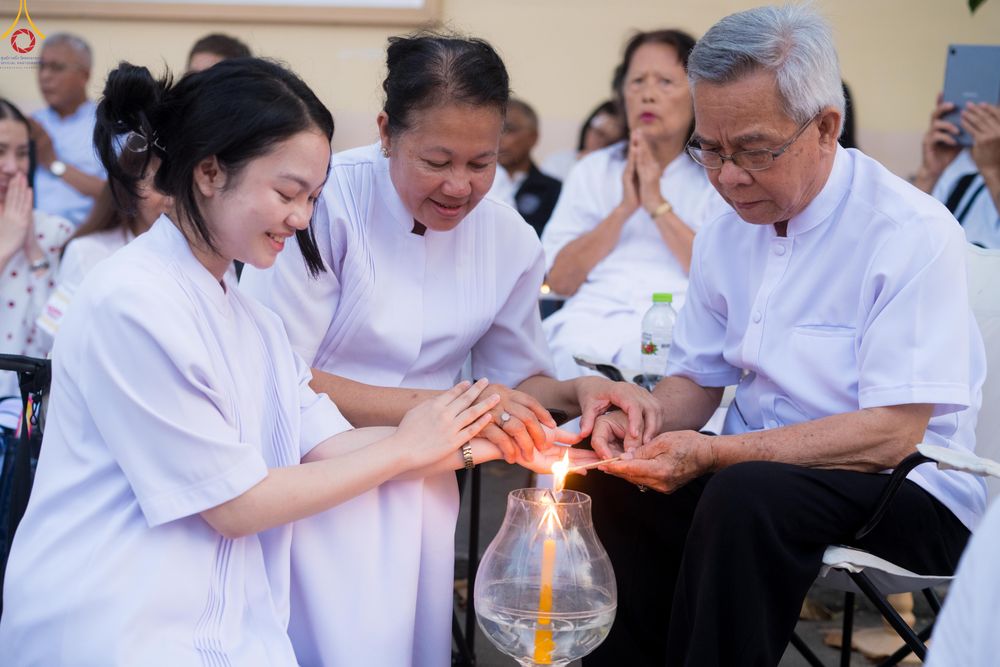 ภาพ No.297047:วันที่ 17 มกราคม พ.ศ. 2569 พิธีจุดประทีปถวายเป็นพุทธบูชา และบูชาธรรมมหาปูชนียาจารย์ (ภาพชุดที่ 2) ณ วัดโบสถ์บน ต.บางคูเวียง จ.นนทบุรี อนุสรณ์สถานลำดับที่ 4 สถานที่เกิดด้วยกายธรรม ในโครงการธรรมยาตรา กตัญญูบูชา มหาปูชนียาจารย์ พระมงคลเทพมุนี(สด จนฺทสโร) พร