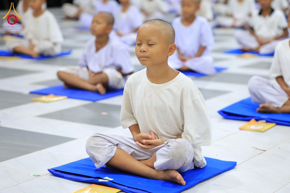 ภาพ No.319926:วันที่ 1 เมษายน พ.ศ.2569 นาคน้อยว่าที่สามเณรธรมทายาท จำนวน 98 คน  ร่วมกันสวดมนต์ทำวัตรเย็นและนั่งสมาธิ ณ ศูนย์ปฏิบัติธรรมบุรีรัมย์ จ.บุรีรัมย์