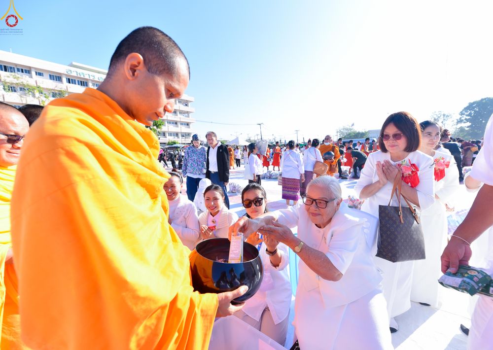 ภาพ No.280249:วันอังคารที่ ๓๐ ธันวาคม พ.ศ. ๒๕๖๘ พิธีตักบาตรพระ ๑,๐๖๙ รูป จังหวัดกาฬสินธุ์   ณ บริเวณสนามหน้าศาลากลาง จังหวัดกาฬสินธุ์ (หลังเก่า)