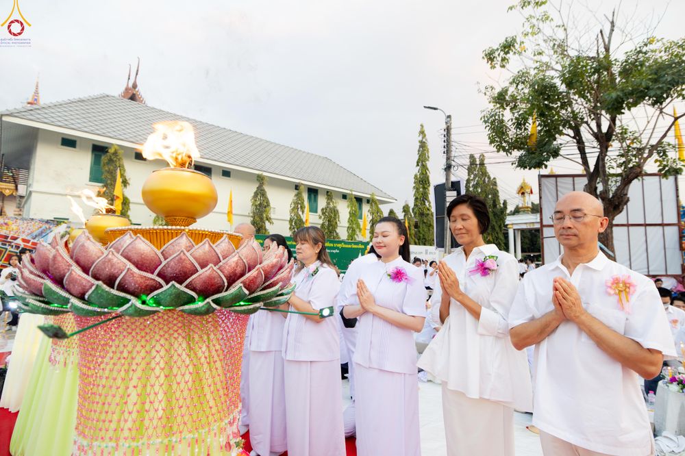 ภาพ No.297034:วันที่ 17 มกราคม พ.ศ. 2569 พิธีจุดประทีปถวายเป็นพุทธบูชา และบูชาธรรมมหาปูชนียาจารย์ (ภาพชุดที่ 2) ณ วัดโบสถ์บน ต.บางคูเวียง จ.นนทบุรี อนุสรณ์สถานลำดับที่ 4 สถานที่เกิดด้วยกายธรรม ในโครงการธรรมยาตรา กตัญญูบูชา มหาปูชนียาจารย์ พระมงคลเทพมุนี(สด จนฺทสโร) พร