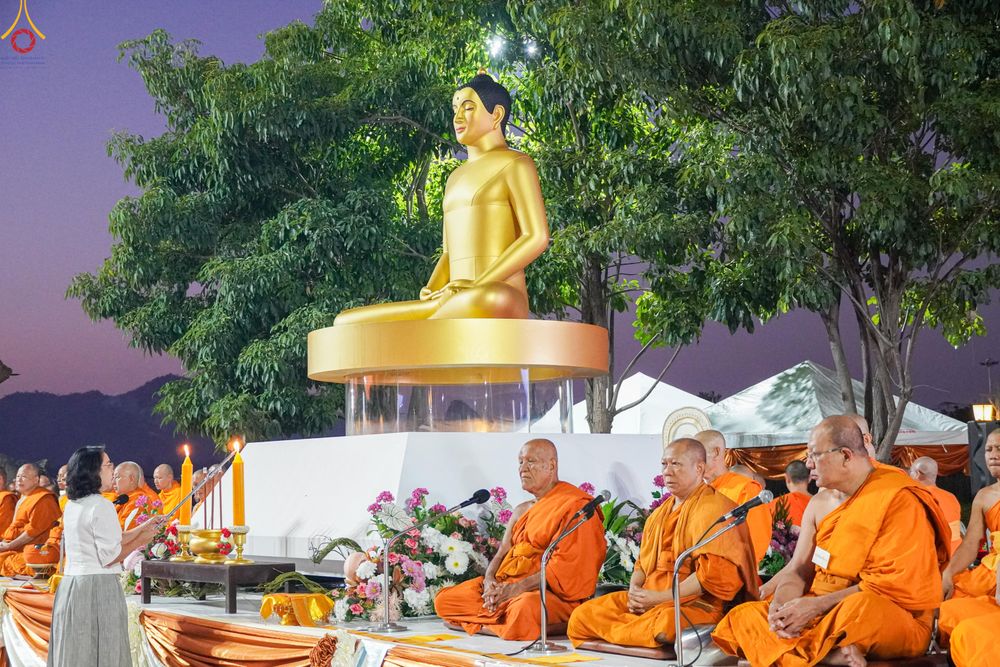 ภาพ No.282556:วันเสาร์ที่ 20 ธันวาคม พ.ศ.2568 พิธีตักบาตรพระ 10,000 รูป (ชุด 2) เนื่องในโอกาส 194 ปี จังหวัดกาญจนบุรี และอุทิศส่วนกุศลให้แด่บรรพชนทั้งหลาย บริเวณถนนสองแคว (Skywalk) เมืองกาญจนบุรี